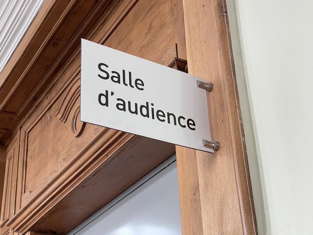 L'entrée de la salle d'audience du palais de justice de Belfort.