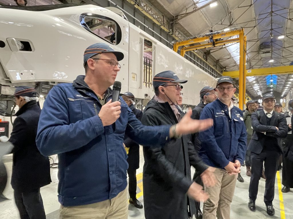 Sébastien Martin, ministre délégué à l'Industrie (au centre) a visité les ateliers de construction du nouveau TGV d'Alstom à Belfort, ce lundi 30 janvier 2026.