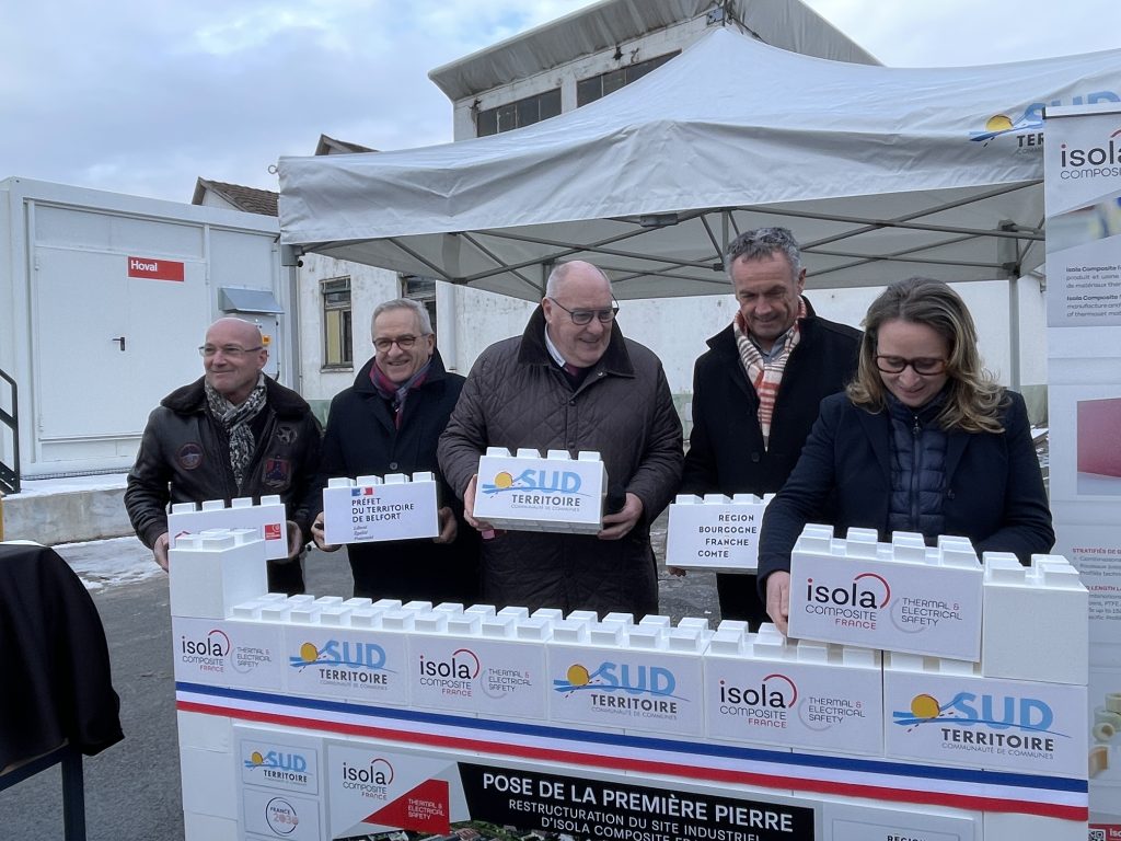 La pose symbolique de la première pierre, avec (de droite à gauche): Cécile Allemann, présidente d'Isola Composite, Eric Lançon, conseiller régional, Christian Rayot, président de la communauté d'agglomération du Sud Territoire, Alain Charrier, préfet du Territoire de Belfort, et le représentant de la Banque des territoires, Patrick Martin.