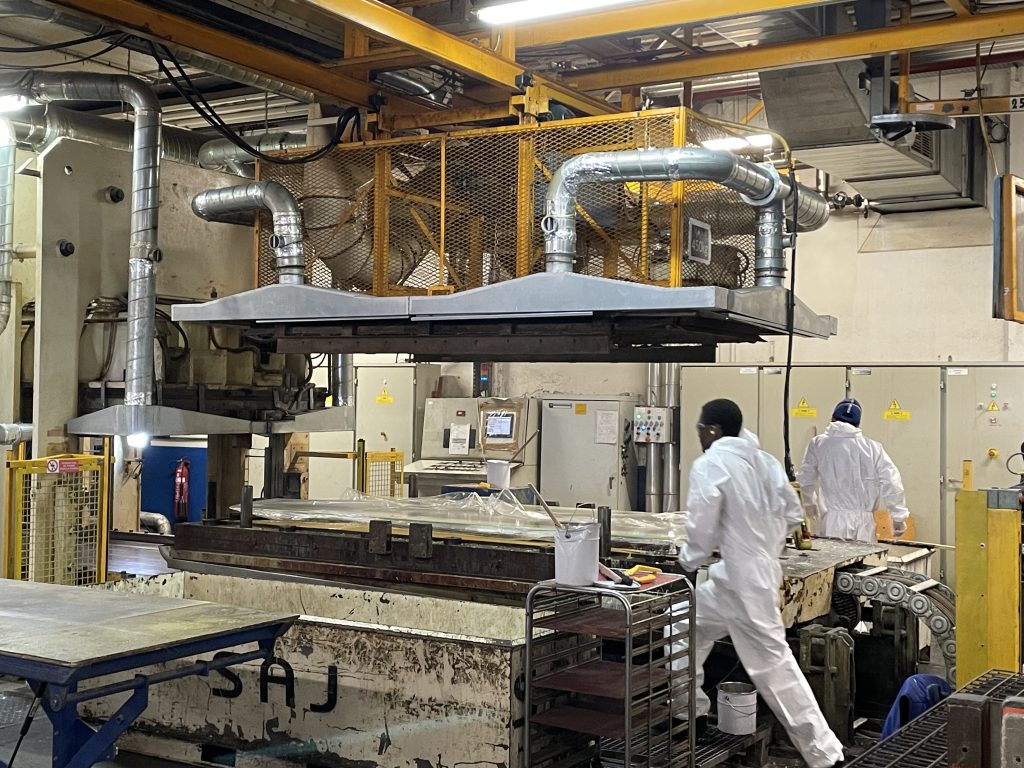 Une presse basse pression dans les ateliers d'Isola Composite, à Delle.