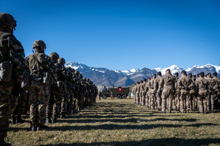 Cérémonie du drapeau lors d'un exercice militaire du 35e régiment d'infanterie, en Suisse, dans la région de l'Hongrin.