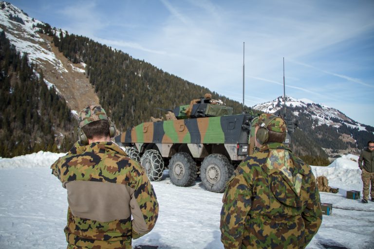 Tir de VBCI lors d'un exercice du 35e RI de Belfort, en suisse, dans la région de l'Hongrin.