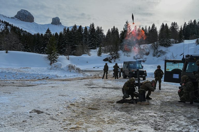 Tir de mortier lors d'un entraînement du 35e régiment d'infanterie de Belfort, en Suisse, dans la région de l'Hongrin.