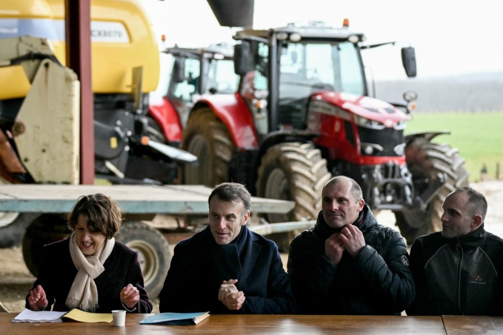 Emmanuel Macron lors de sa visite en Haute-Saône, avec Annie Genevard, ministre de l'Agriculture et des représentants agricoles, dans la ferme des frères Py, à Vllerois-le-Bois. | Photo by Sébastien BOZON / POOL / AFP