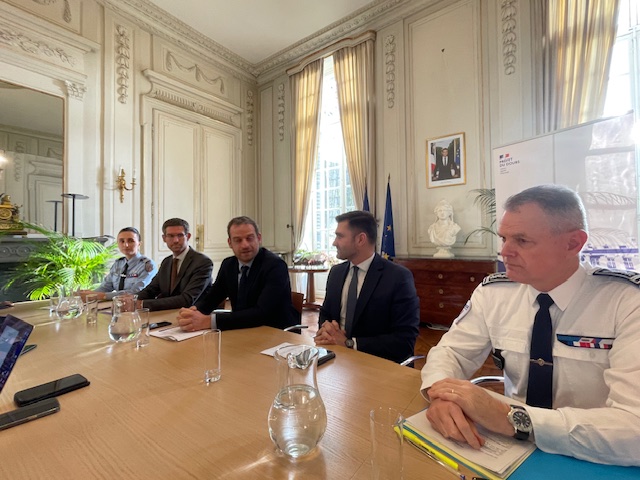 Rémi Bastille (au centre), préfet du Doubs, avec, de gauche à droite, le colonel Élodie Montet, commandant du groupement de gendarmerie départementale, Cédric Logelin, procureur de la République de Besançon, Paul-Édouard Lallois, procureur de la République de Montbéliard, Laurent Perraut, directeur interdépartemental de la police nationale (DIPN), lors de la conférence de presse de bilan de la sécurité dans le Doubs.