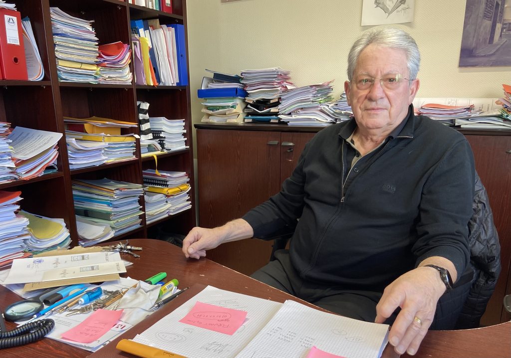 Daniel Granjon dans son bureau à la mairie de Mathay.