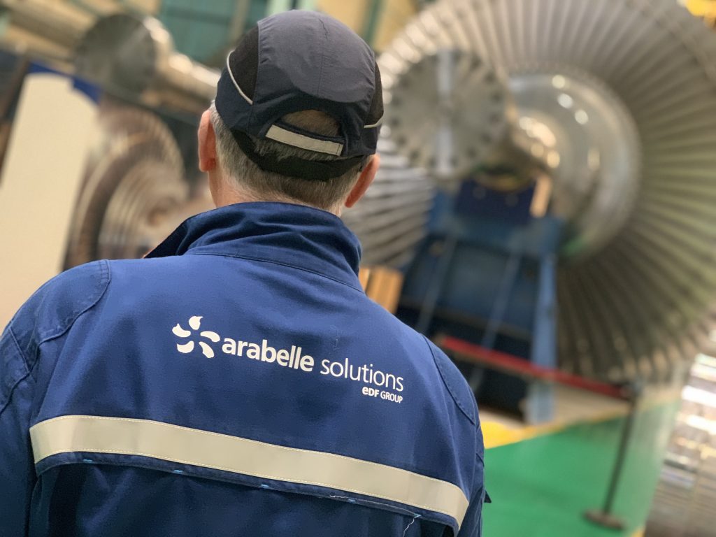 Un salarié devant un élément de turbine à vapeur Arabelle, dans les ateliers d'Arabelle Solutions, à Belfort.