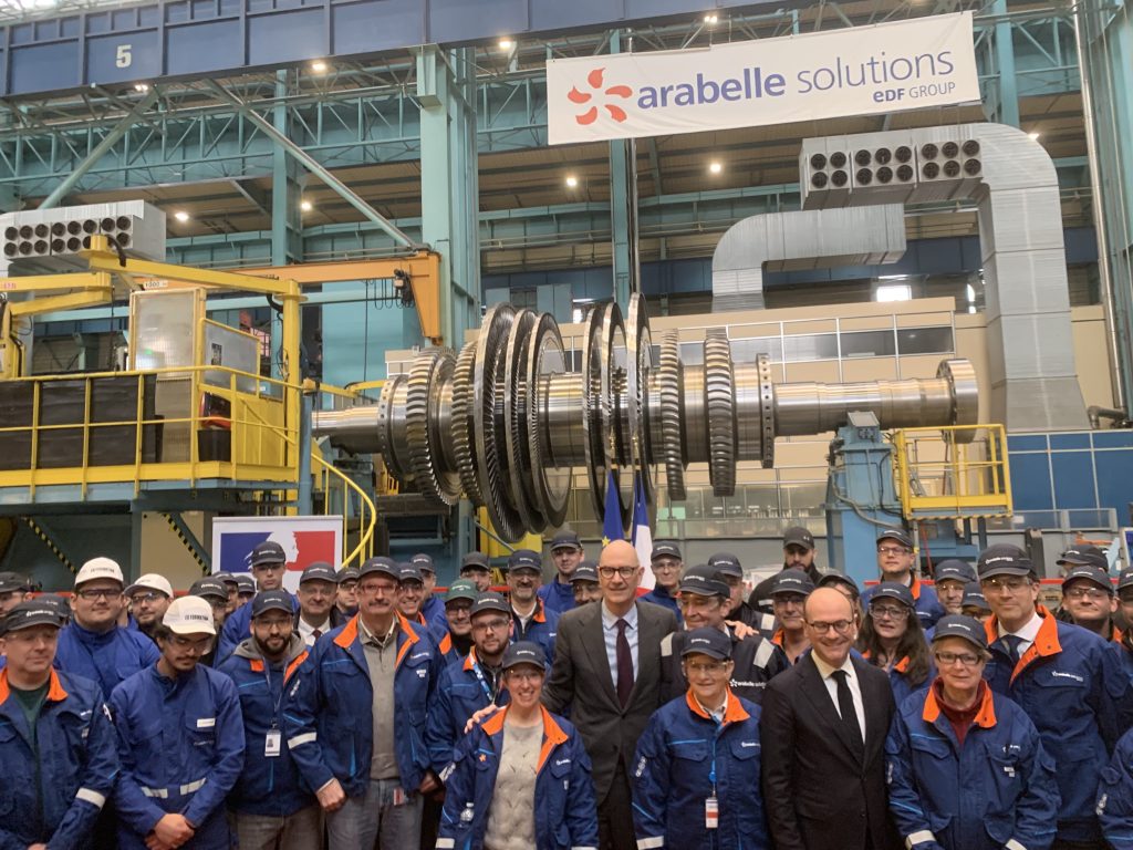 Roland Lescure, ministre de l'Économie, et Sébastien Martin, ministre délégué à l'Industrie (en costume au centre) ont visité les ateliers de l'usine d'Arabelle Solutions le 13 février 2026, à Belfort.