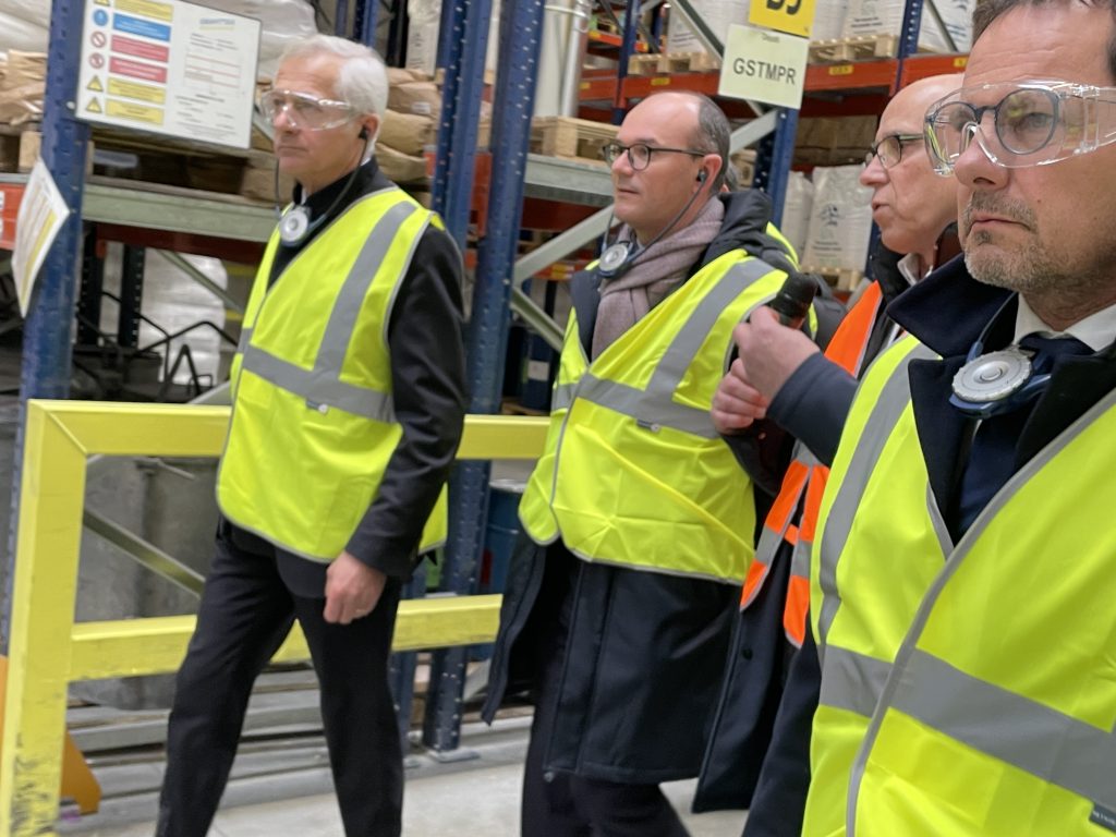 Le ministre délégué à l'Industrie, Stéphane Martin (au centre), lors de sa visite à Grandvillars dans les atelier de Sélectarc, avec Emmanuel Viellard, dirigeant du groupe Lisi (à gauche) et Jérôme Durain, président de la Région Bourgogne-Franche-Comté (à droite), le 30 janvier 2026.