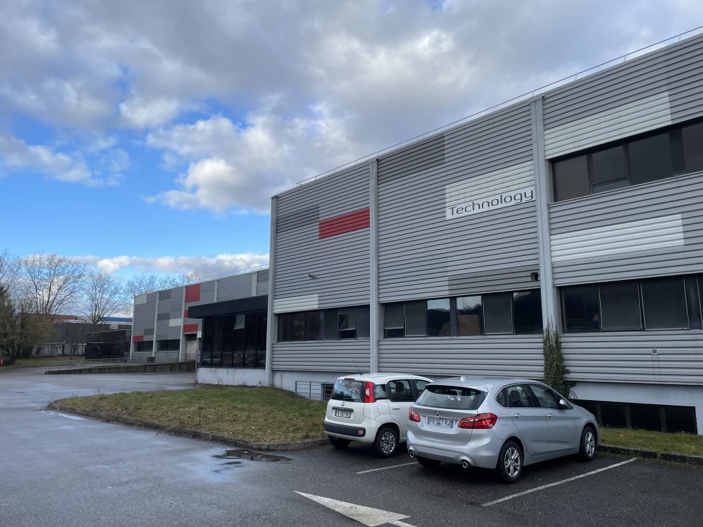 Sur la façade de l'ancien bâtiment de Nipson Technology, au Techn'hom à Belfort, ne reste que "Technology".
