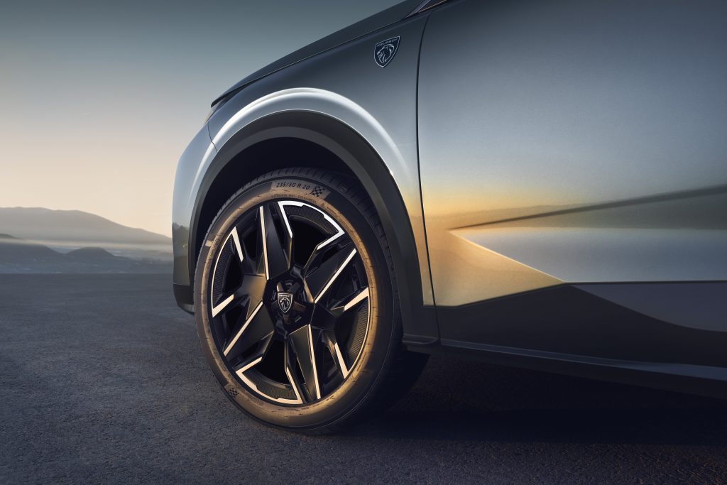 Peugeot 5008 de 3e génération, motorisation hybride.