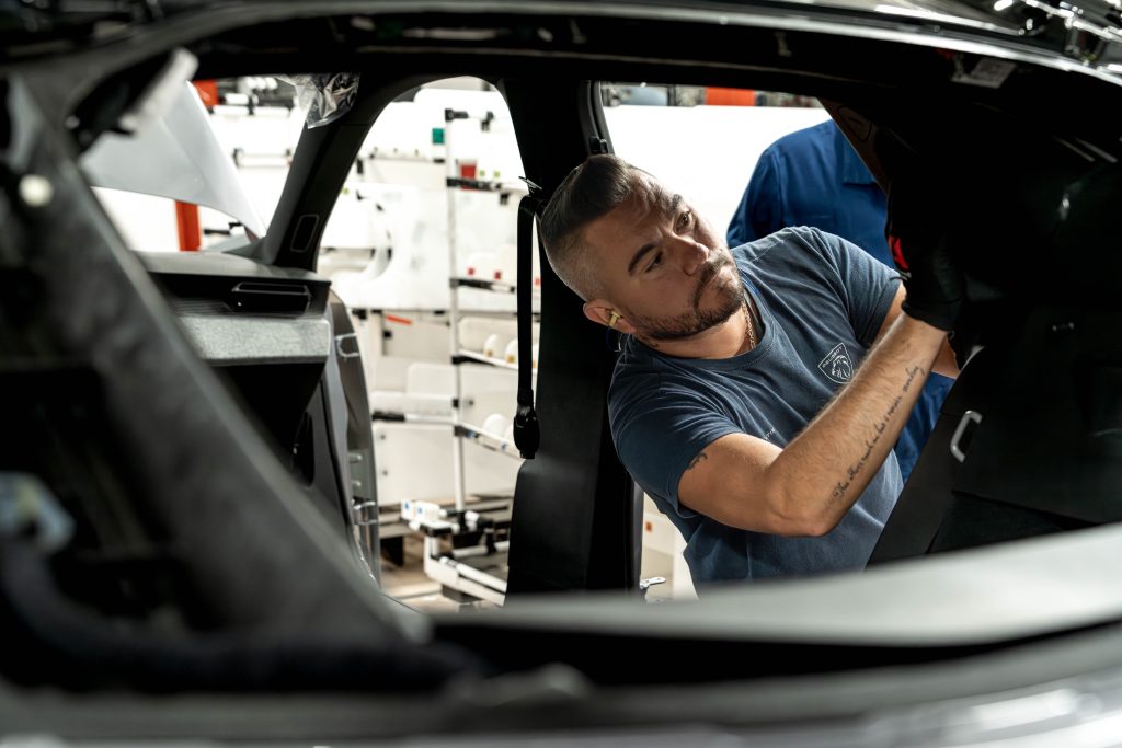 Atelier de montage de la Peugeot e-3008, à l'usine Stellantis de Sochaux, dans le Doubs.
