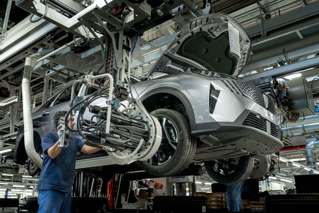 Atelier de montage de la Peugeot e-3008, à l'usine Stellantis de Sochaux, dans le Doubs.