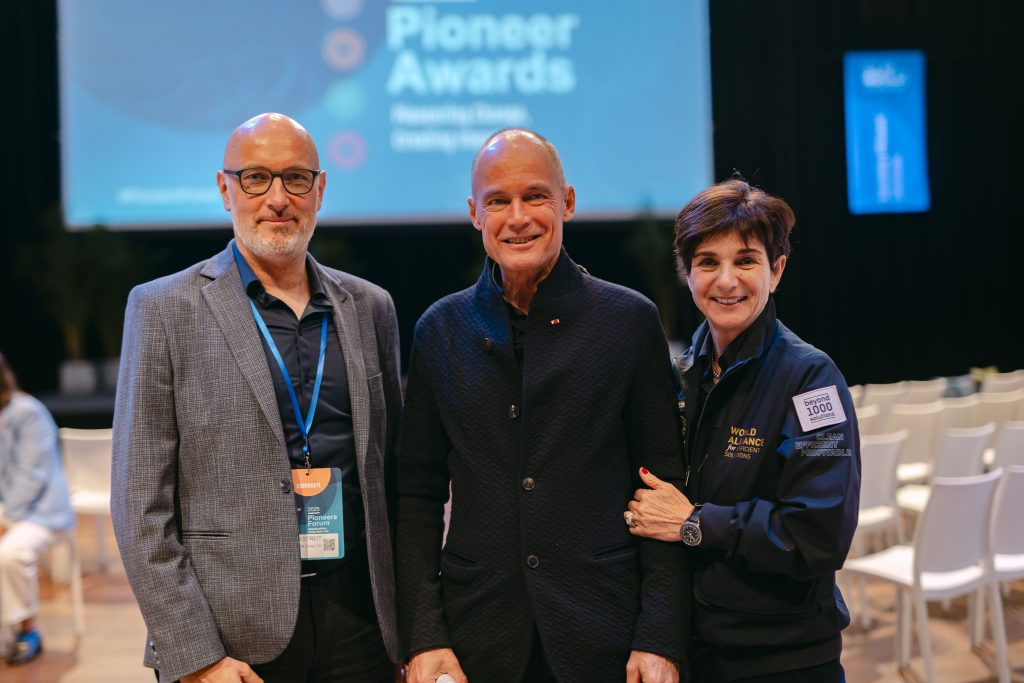 Gérald Streit, Bertrand Piccard et Michèle Piccard (de gauche à droite) lors du Pioneers Forum, le 8 octobre 2025 à Bruxelles.