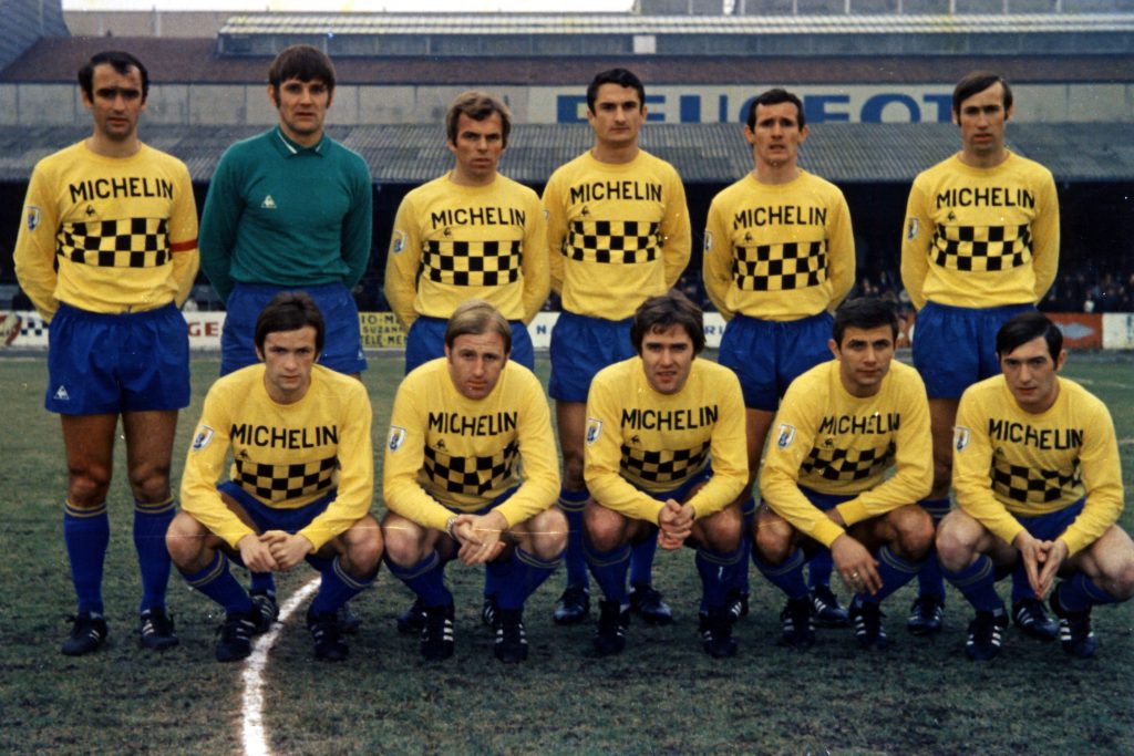 En 1969/1970, lors de certains matchs, le nom de la marque Michelin apparaît sur les maillots, avec un damier qui rappelle celui des cyclistes de l'équipe Peugeot.