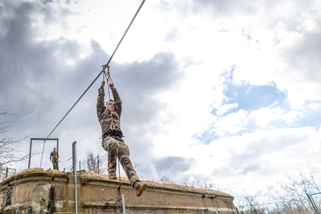 Le lieutenant Arnaud, sur le parcours d'audace du 35e régiment d'infanterie de Belfort.