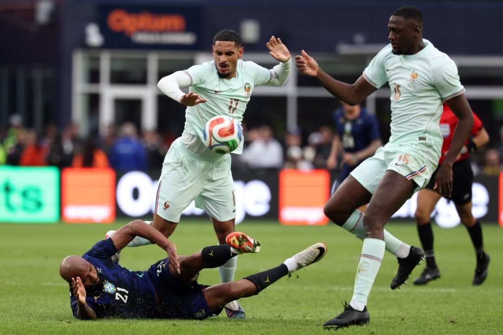 Maxence Lacroix et Ibrahima Konaté, en équipe de France, en match amical contre le Brésil, le 26 mars 2026, au Gillette Stadium de Foxborough, aux États-Unis.