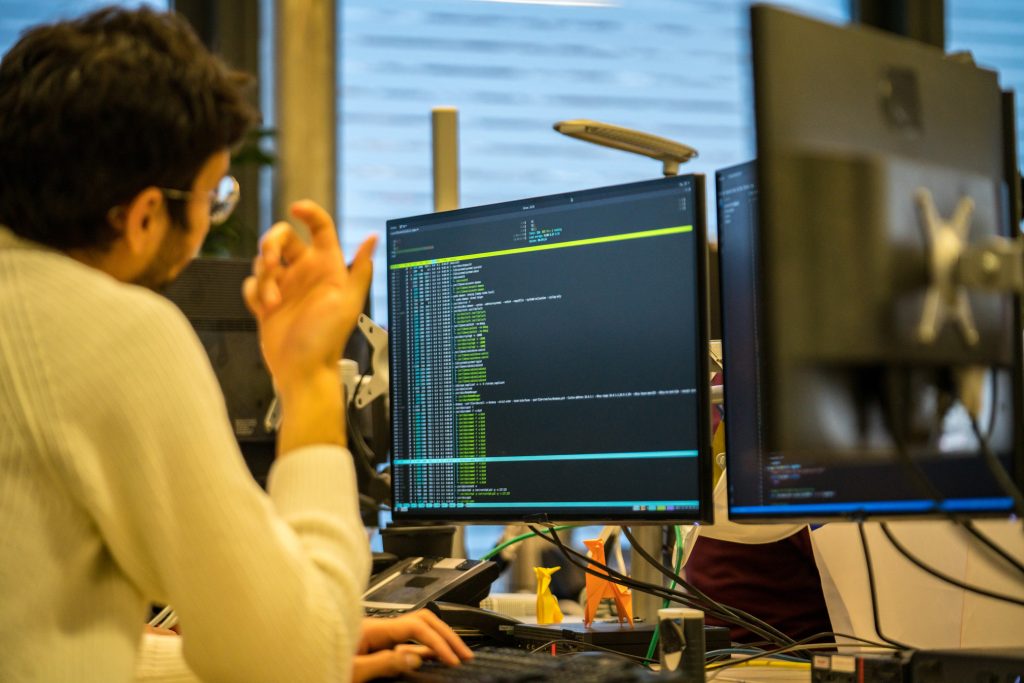 Autorité nationale en matière de cybersécurité et de cyberdéfense en France, l'Anssi a cinq grandes missions : défendre, connaître, partager, accompagner, réguler.