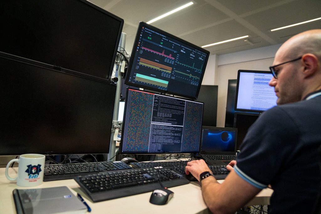 Autorité nationale en matière de cybersécurité et de cyberdéfense en France, l'Anssi a cinq grandes missions : défendre, connaître, partager, accompagner, réguler.