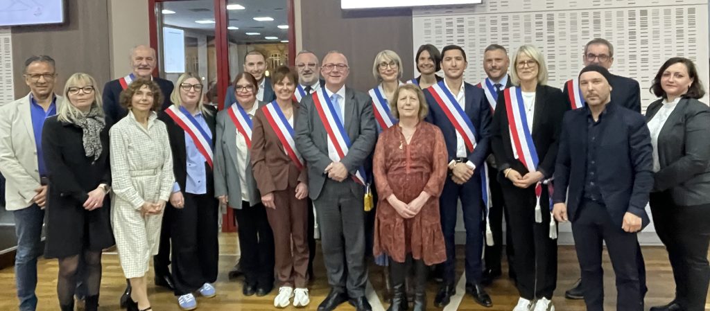 Damien Meslot, maire de Belfort, entouré des nouveaux adjoints et des conseillers délégués.