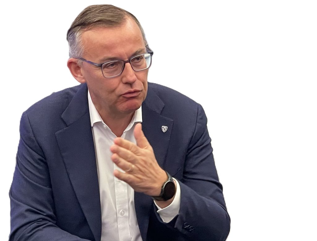 Alain Favey, directeur de la marque Peugeot, à Belchamp le 23 mars 2026.
