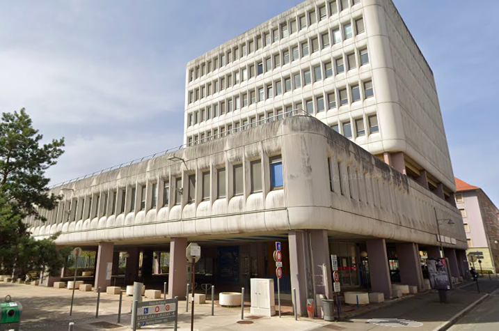 La caisse d'allocations familiales (Caf) et la caisse primaire d'assurance maladie (CPAM) du Territoire de Belfort sont installées 14, rue du Général-Strolz.
