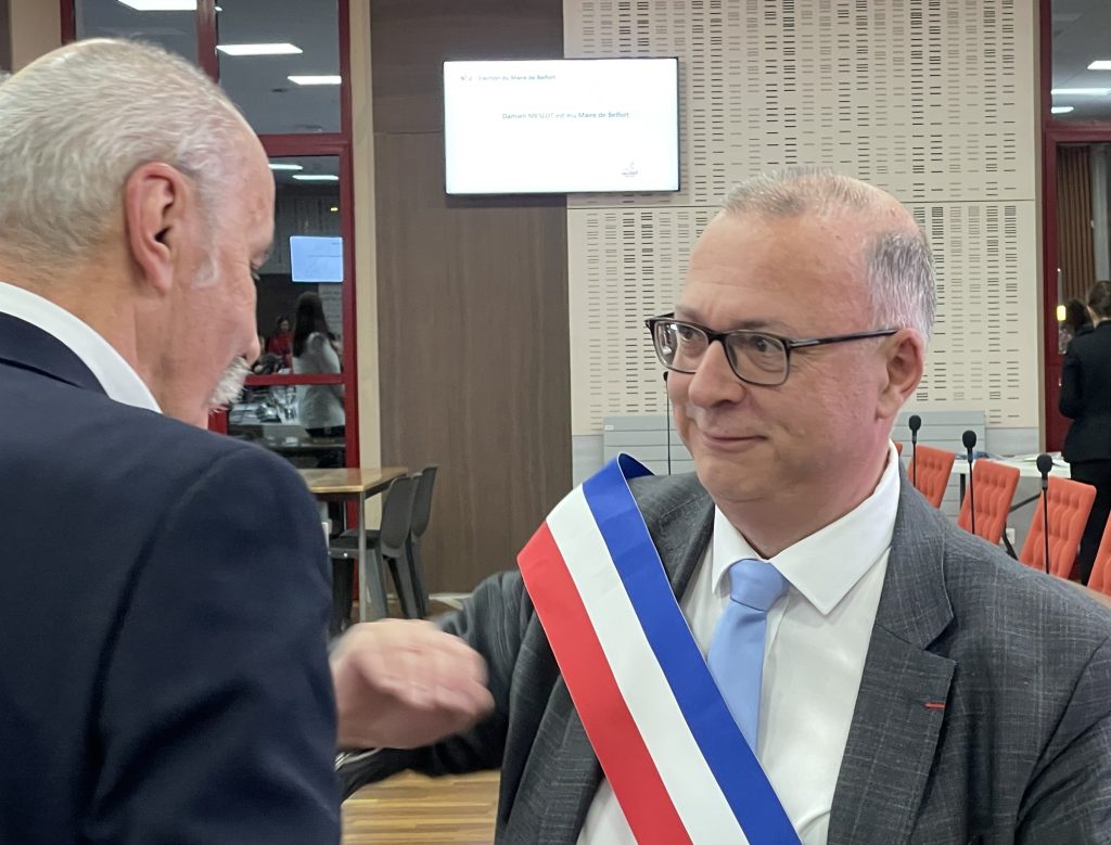 Damien Meslot vient de recevoir sa troisième écharpe de maire des mains du doyen du conseil municipal.