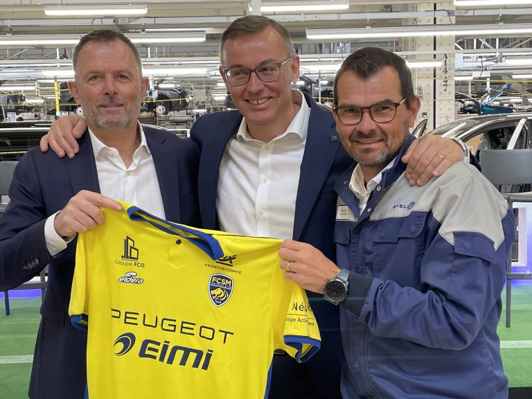 Sandro Nardis, Alain Favey et Manuel Gentile, directeur de l'usine Stellantis de Sochaux, avec le nouveau maillot.