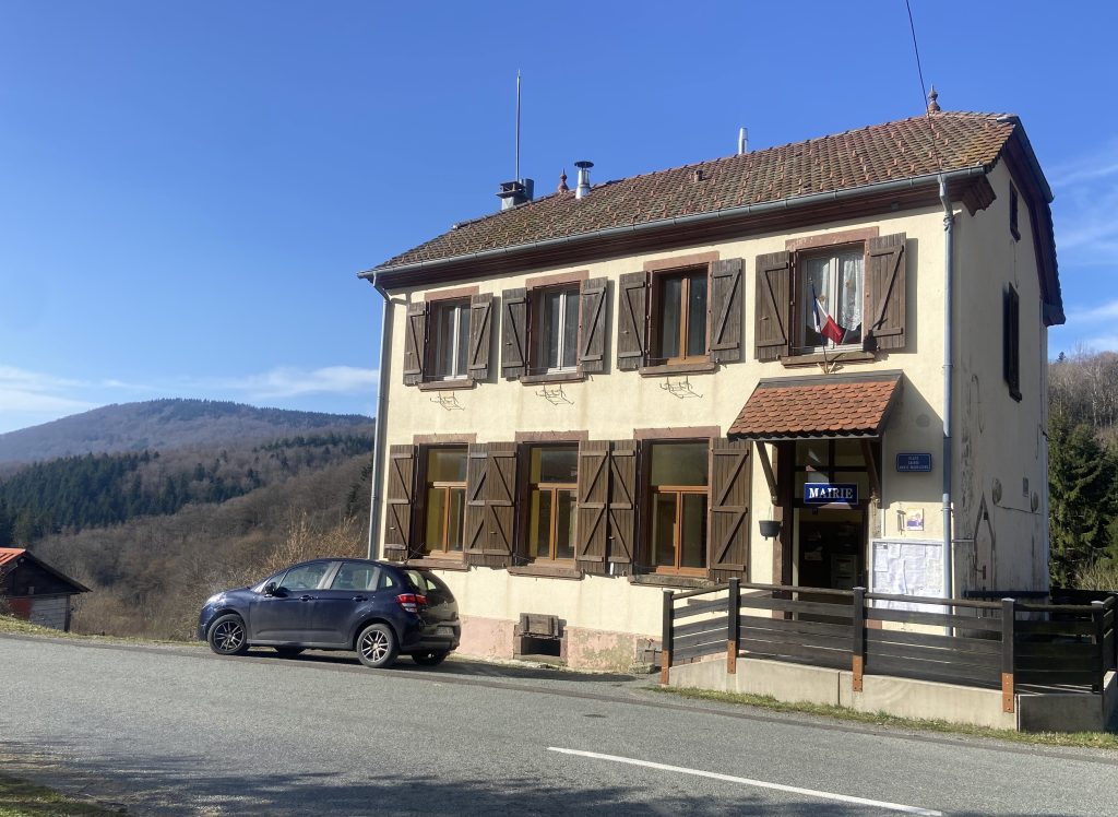 La mairie de Lamadeleine-Val-des-Anges.
