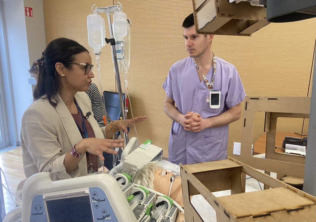 Nahila Himer, infirmière de recherche clinique, présente un prototype.
