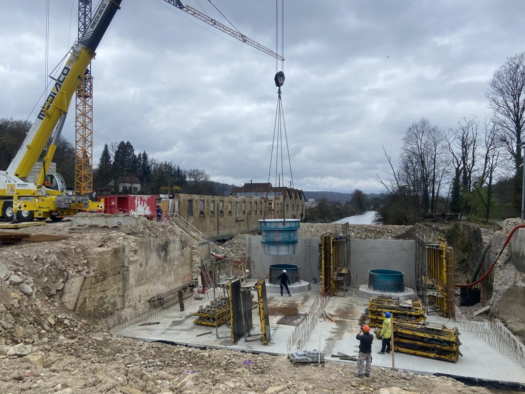 La grue a déposé les deux turbines pesant chacune onze tonnes au barrage de Colombier-Fontaine le 10 mars 2026.