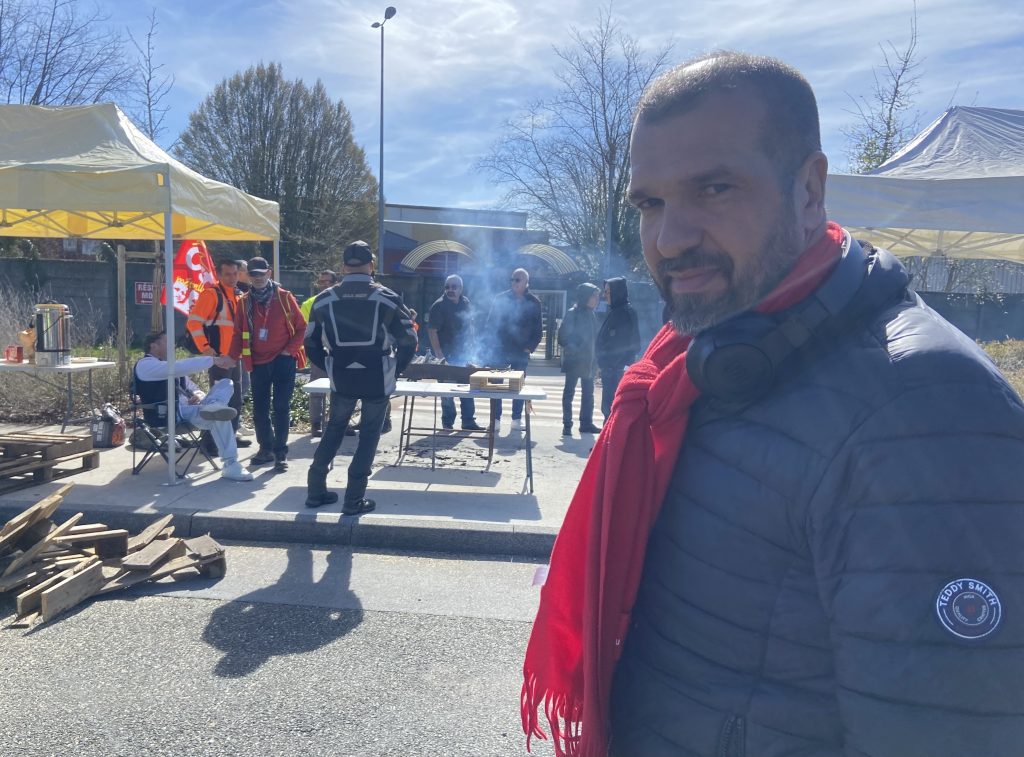 Tarek Zarhdad, délégué syndical central Forvia devant le piquet de grève de la CGT Forvia.