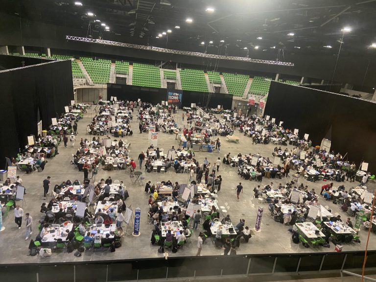 Les étudiants sont regroupés en équipe de dix à l'Axone.