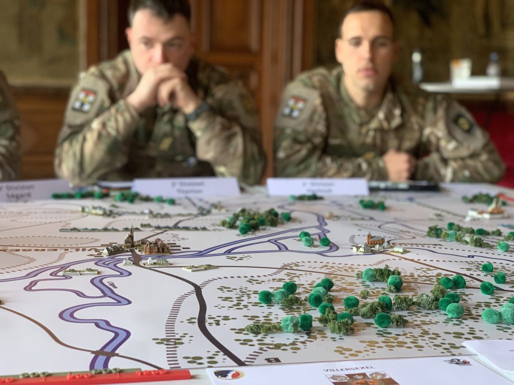 Des cadres de la 1re compagnie du 35e RI participent à un Wargame de la bataille de Villersexel, le 5 mars 2026.