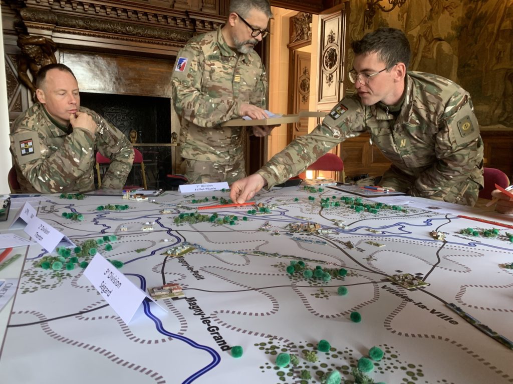 Des cadres de la 1re compagnie du 35e RI participent à un Wargame de la bataille de Villersexel, le 5 mars 2026.