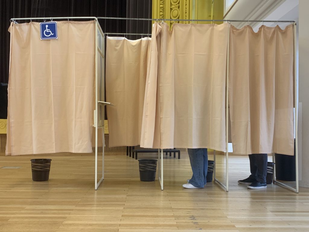Isoloir du bureau de vote de la salle des fêtes, à Belfort, le 15 mars 2026, lors du 1er tour des élections municipales.