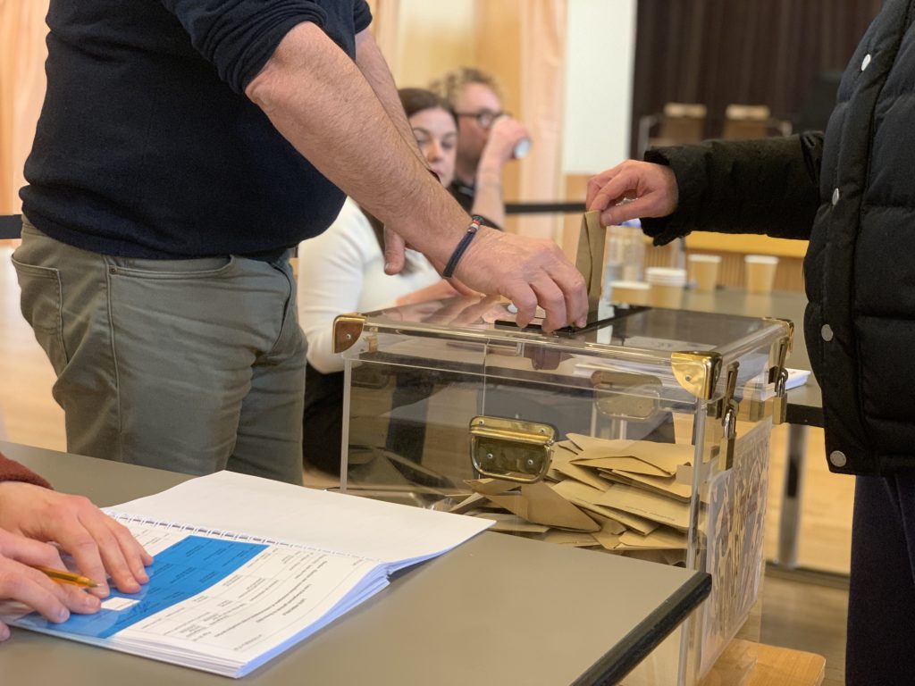Bulletin de vote glissé dans l'urne du bureau de vote de la salle des fêtes, à Belfort, le 15 mars 2026, lors du 1er tour des élections municipales 2026.