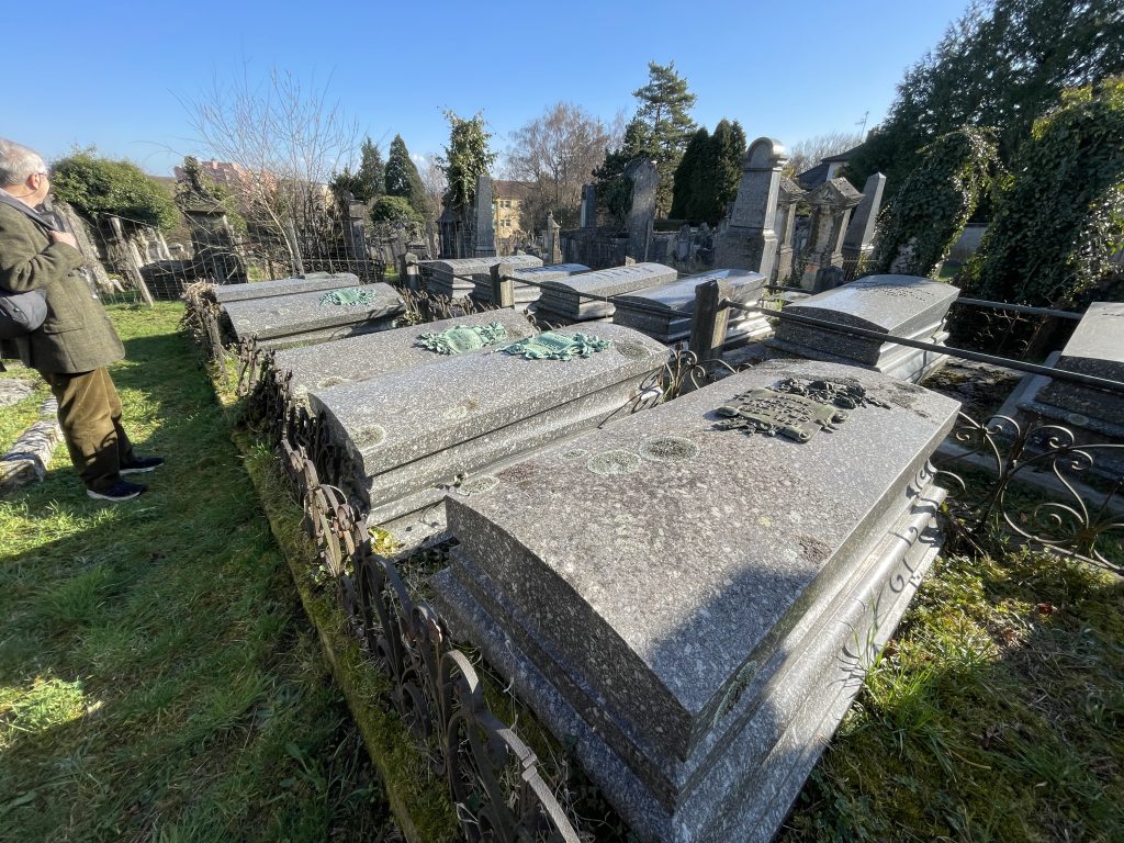 Les tombes des proches du capitaine Dreyfus, au cimetière juif de Belfort.