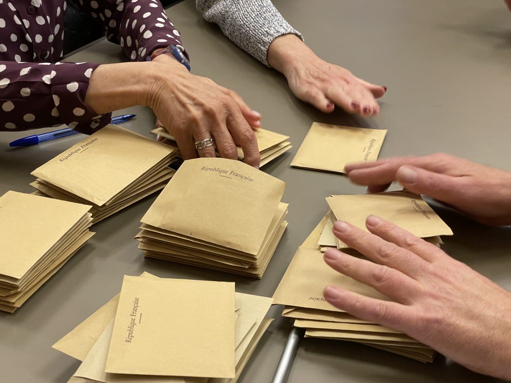 Des enveloppes prêtes à être dépouillées lors des municipales de mars 2026, à Belfort.