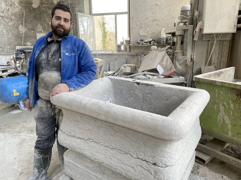 Olivier Cholley, tailleur de pierres à Valentigney, est l'un des lauréats de la promotion 2025 du Réseau Entreprendre Bourgogne-Franche-Comté.