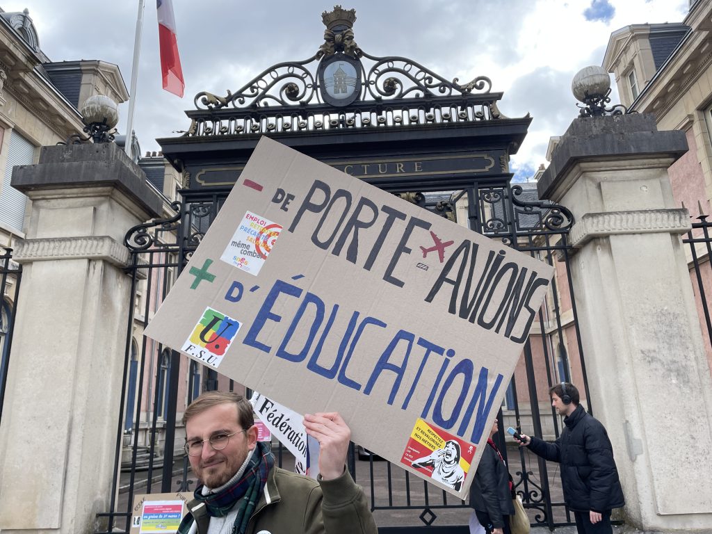 Enseignants et parents ont manifesté ce mardi 31 mars devant la préfecture contre la baisse du budget de l'Education nationale et les répercussions sur le nombre d'heures d'enseignement.