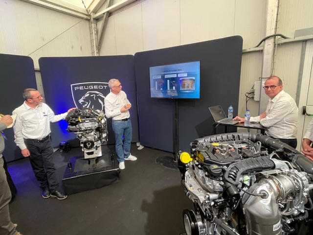Les motoristes de Peugeot présentent le nouveau moteur Turbo 100 (au centre de l'image, qui doit faire oublier le Pure Tech (au premier plan à droite).