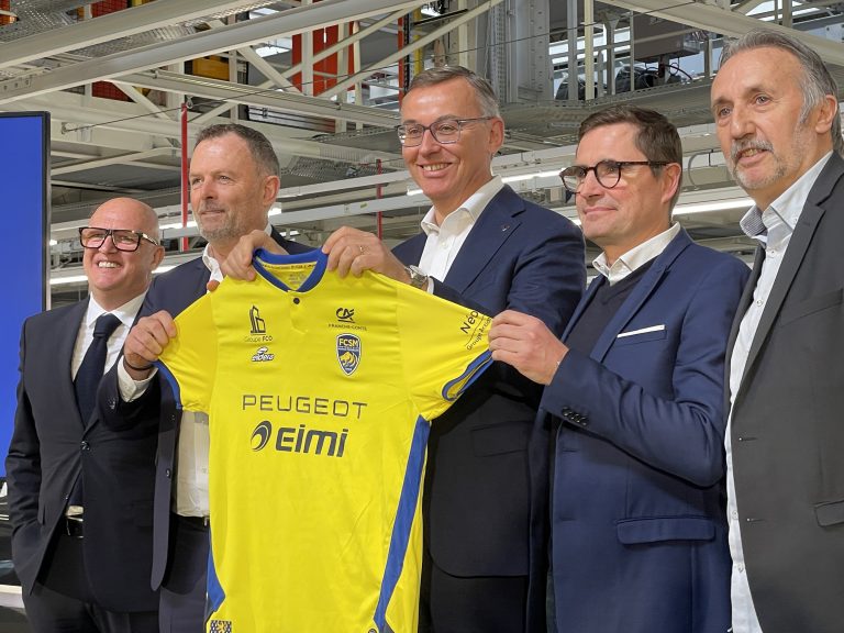 Sandro Nardis, président du directoire du FC Sochaux-Montbéliard, Alain Favey, président de Peugeot, et Clément Calvez, président du FCSM, présentent le nouveau maillot.