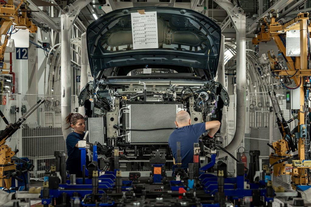 Atelier de montage de la Peugeot e-3008, à l'usine Stellantis de Sochaux, dans le Doubs.