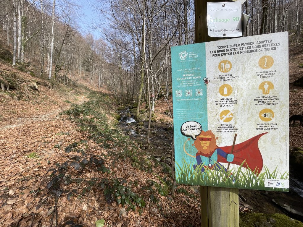 Un panneau d'information et de prévention sur les tiques, au départ de sentiers de randonnée à Auxelles-Haut (Territoire de Belfort).