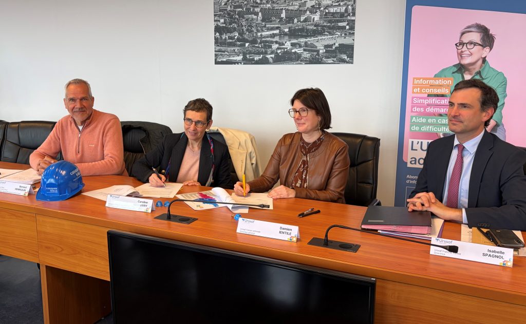 De gauche à droite: Bernard Hennequin, vice-président et Caroline Debouvry, présidente des Casques bleus; Isabelle Spagnol, directrice Urssaf Franche-Comté, et Damien Ientile, directeur Urssaf Caisse nationale.