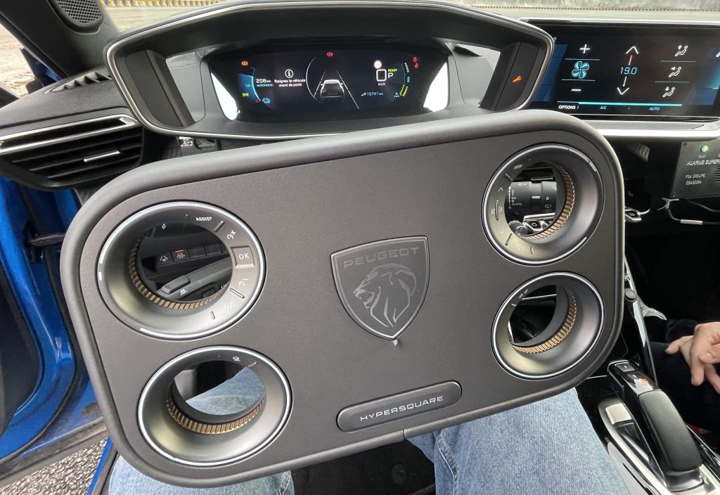 Le volant électrique de Peugeot, baptisé "Hypersquare", ici sur une 2008 électrique lors d'une présentation à la presse à Belchamp, le 23 mars 2026.