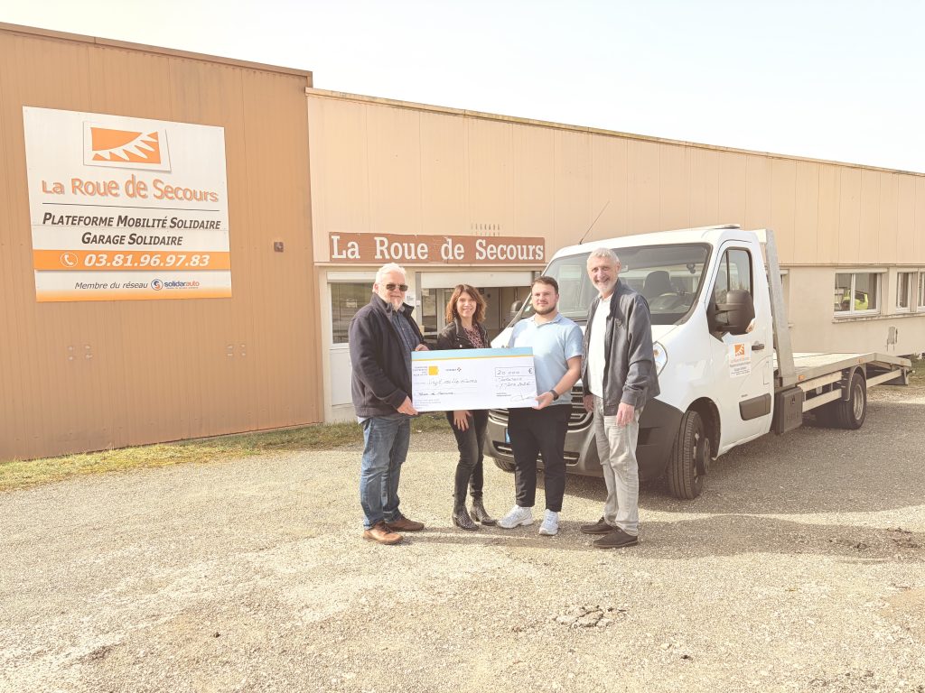 La Fondation Vinci pour la Cité a remis un chèque de 20 000 euros à l'association La Roue de Secours de Montbéliard, le 5 mars 2026.