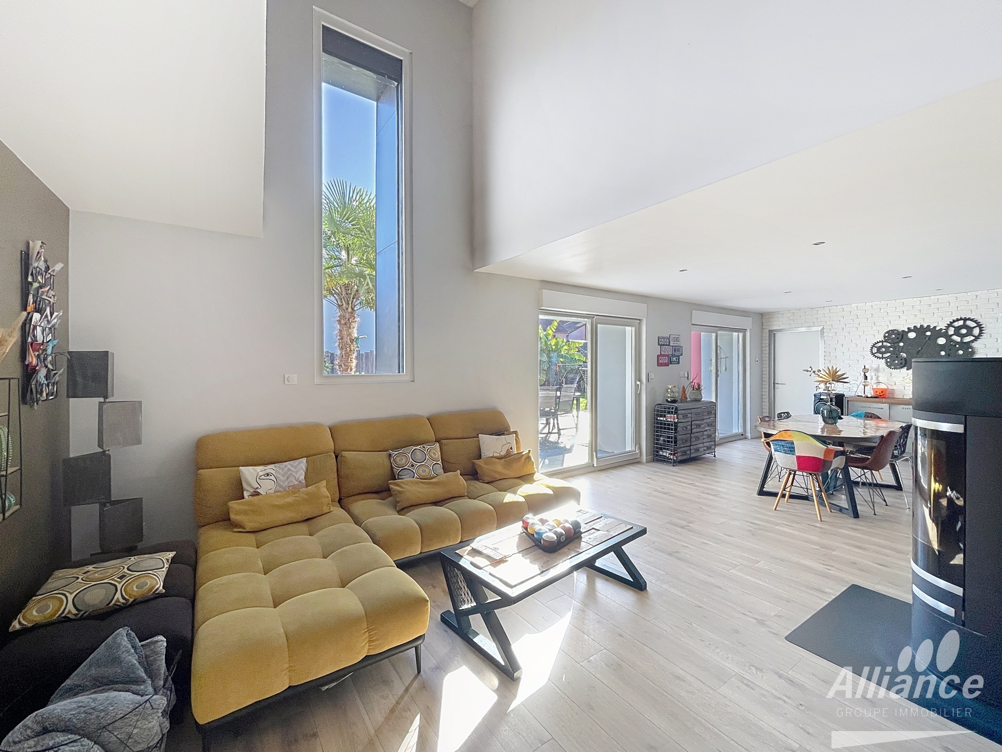 Maison rénovée 170 m2   Jardin, piscine, jacuzzi, garage