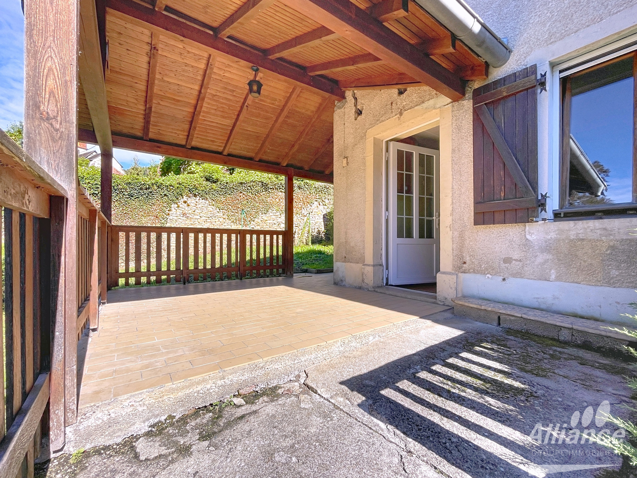 Maison de village à Vaufrey   Grand séjour, terrasse et natu